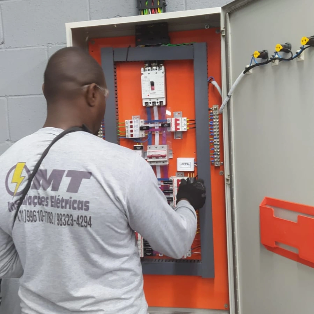 Eletricista da Cristóvão Instalações Elétricas trabalhando em um quadro de distribuição